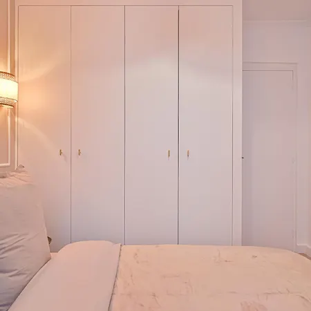 Eiffel- Perfect Location Апартаменты *