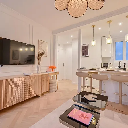 Eiffel- Perfect Location Апартаменты Париж